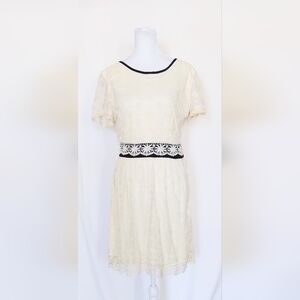 Pinky Lace Short Sleeve Contrast Dress Size Medium Ivory Black Trim